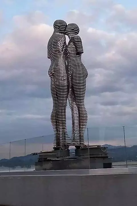 Статуя «Мужчина и женщина»