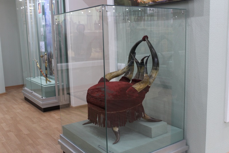 Уникальное красное кресло бая из рогов тура выставлено в Петропавловске