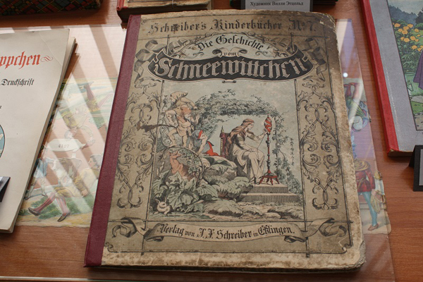 Рукописи братьев Гримм представили на выставке в Петропавловске
