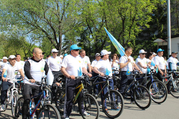 В Петропавловске полковники полиции сели на велосипеды (видео)