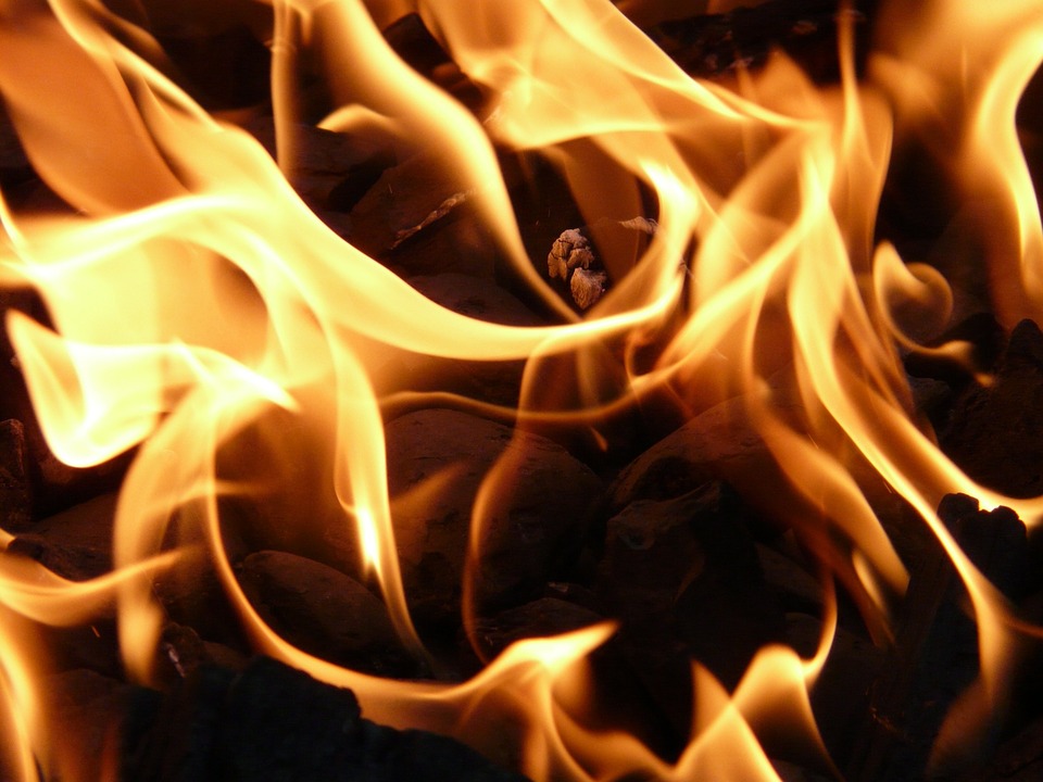 Двое детей едва не погибли во время пожара в Карагандинской области (ВИДЕО)