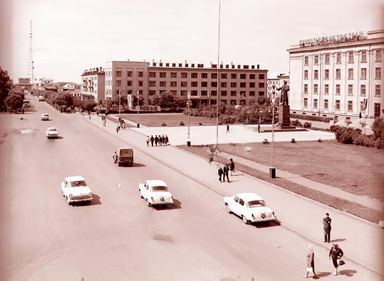 Ретро-Петропавловск: Площадь Ленина, дети и машины