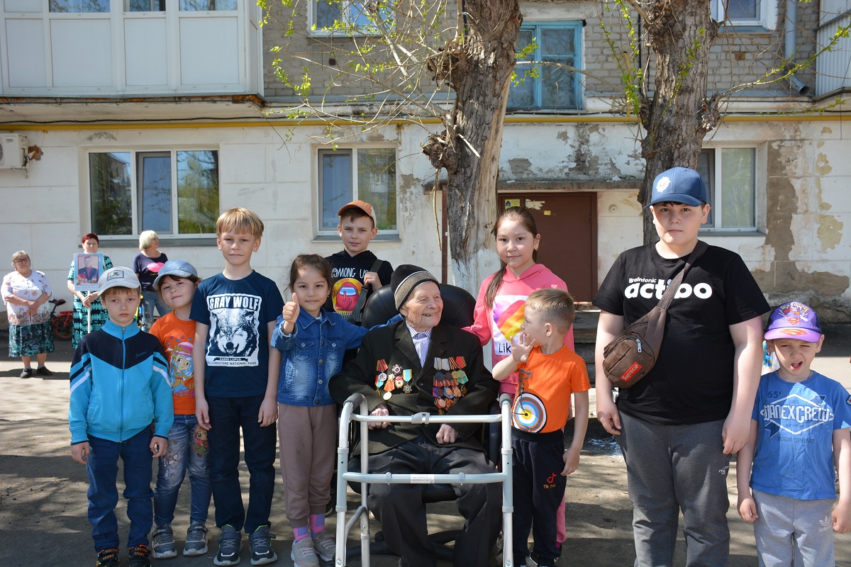 Для 99-летнего ветерана в Петропавловске устроили концерт во дворе