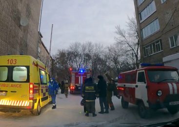В центре Петропавловска загорелась квартира: из подъезда эвакуировали 20 человек