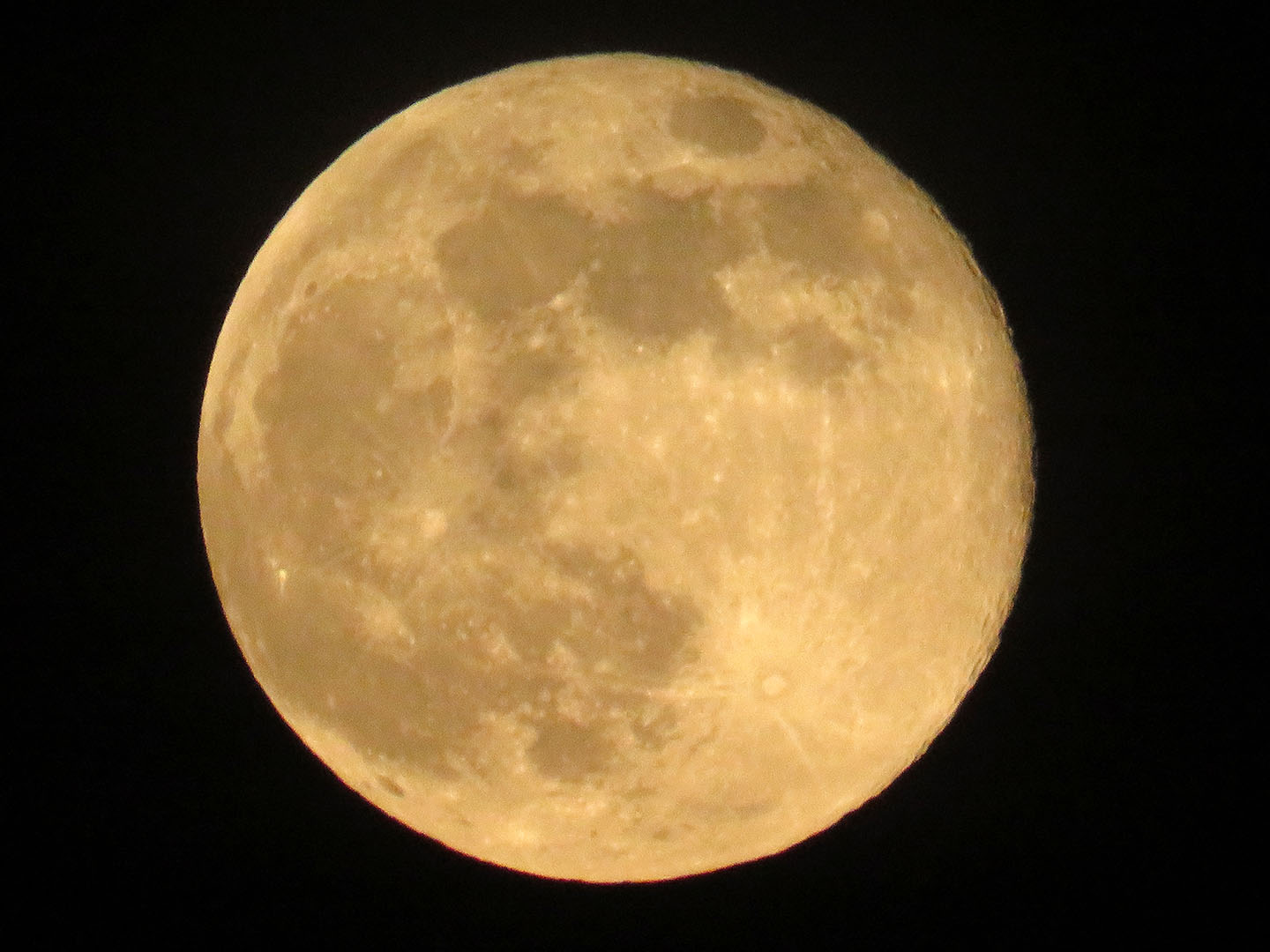 Луна всегда одной стороной обращена к земле. Луна. Фиолетовая Луна картинки. 1000 Лун. Луна в дату 1 .06.2008.