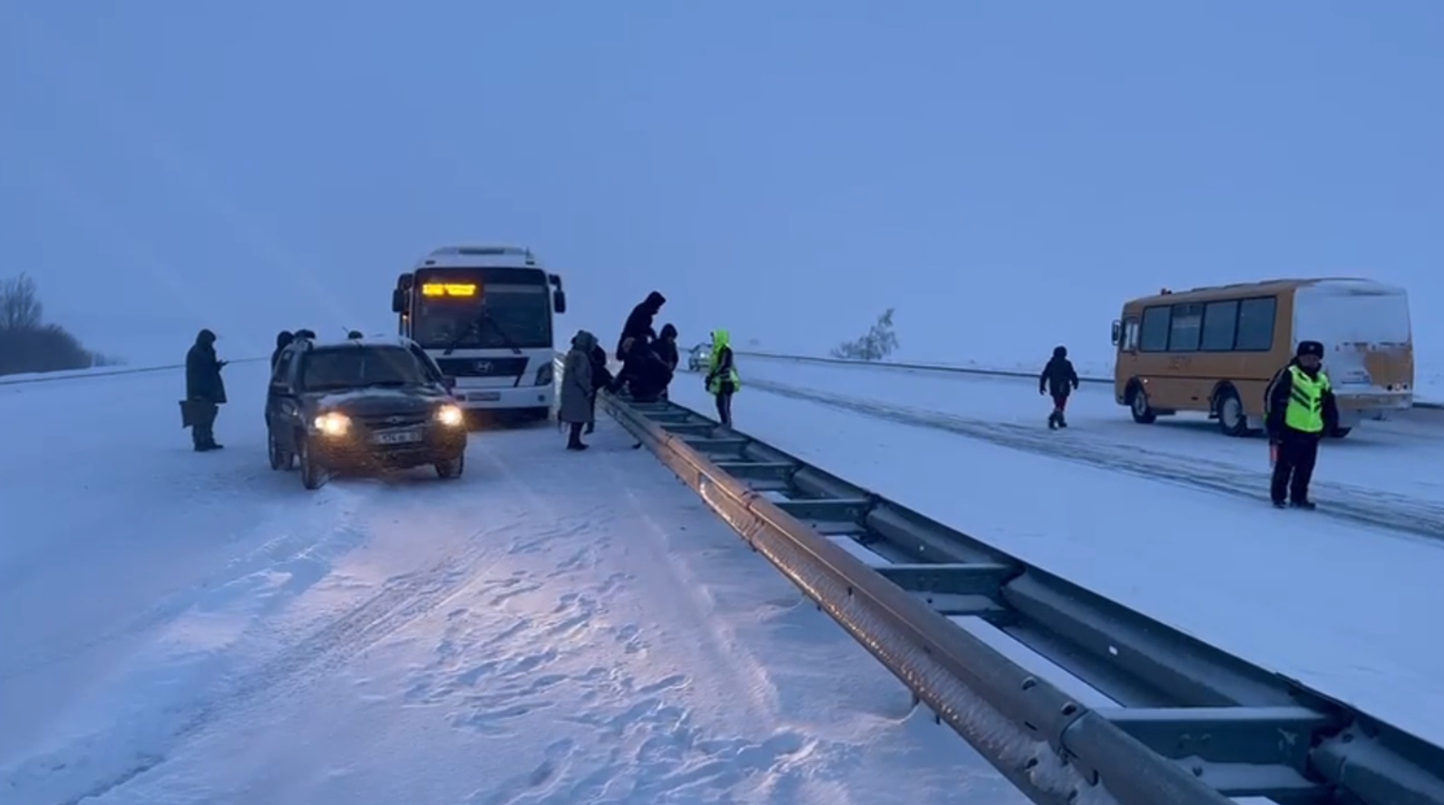 На трассе Астана — Петропавловск застрял автобус, в котором мерзли 16  человек — Петропавловск News