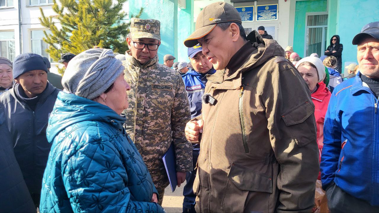 Аким Северо-Казахстанской области посетил село Прибрежное, отрезанное от мира