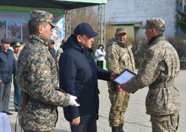 Аким Северо-Казахстанской области поблагодарил военнослужащих, помогавших бороться с наводнением