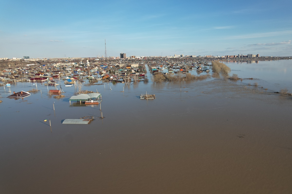 Завтра была волна: первый удар паводка с севера Казахстана уходит в российские регионы