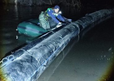 В эти минуты карагандинские спасатели протягивают кабели по трубе в озере Пёстрое в Петропавловске