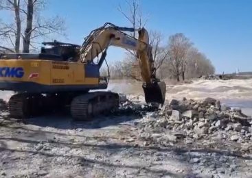 На севере Казахстана продолжают восстанавливать размытую в Есильском районе трассу