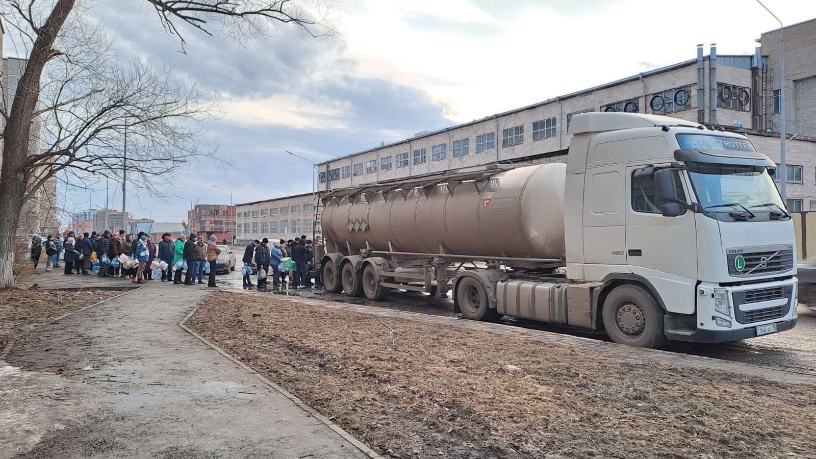 дефицит воды, паводок 2024, доставка воды, фура с водой в Петропавловске