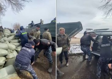 Лодки спасателей и полицейских стали единственной связью с селом Прибрежное под Петропавловском