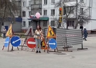 В Петропавловске жители поздравили с днем рождения… яму на дороге