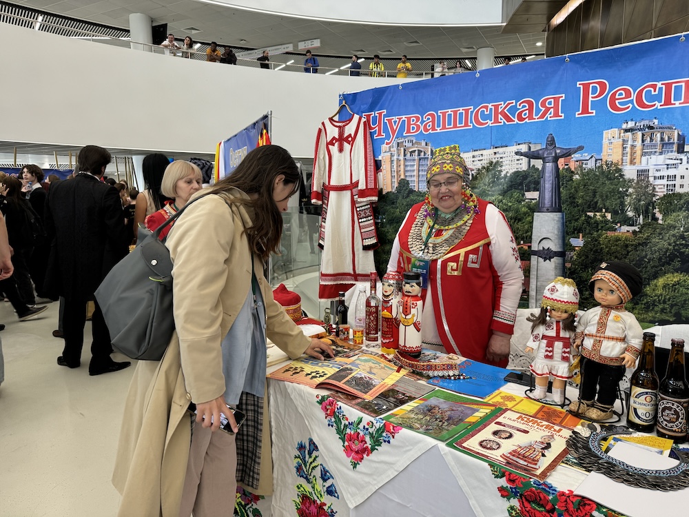 Фестиваль культур «Вокруг света» посетили более 5 000 человек. 23 общественные организации представляли свою народность — татары, дагестанцы, индусы, белорусы, русские, немцы, поляки, грузины, киргизы, казахи, азербайджанцы и другие.