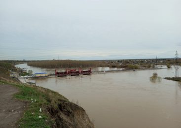 Уровень воды на реке Ишим в Северном Казахстане снижается не по дням, а по часам