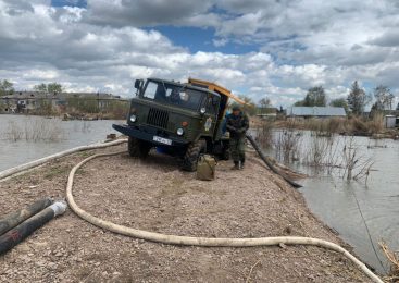 На севере Казахстана продолжают откачивать воду с улиц населенных пунктов