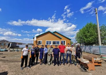 На севере Казахстана полицейские помогли бывшему коллеге навести порядок в доме после наводнения