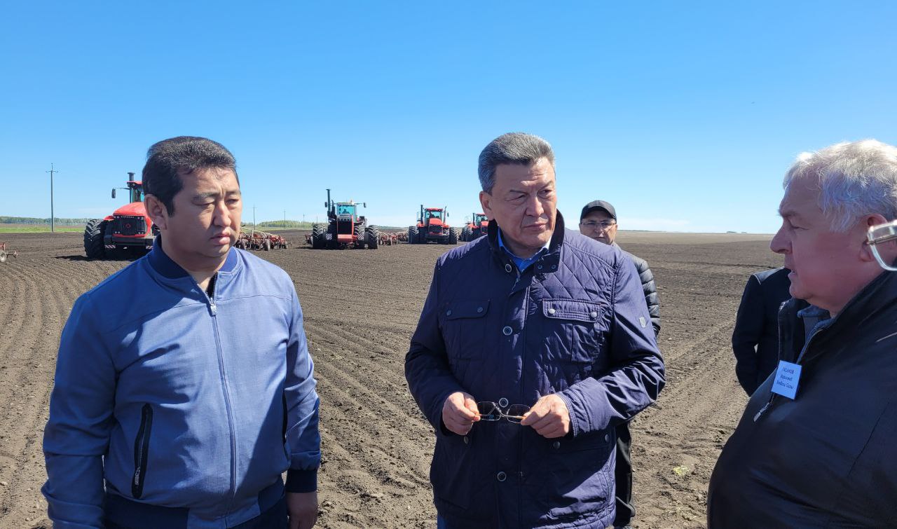 На севере Казахстана министр сельского хозяйства наблюдает за ходом посевной в районах