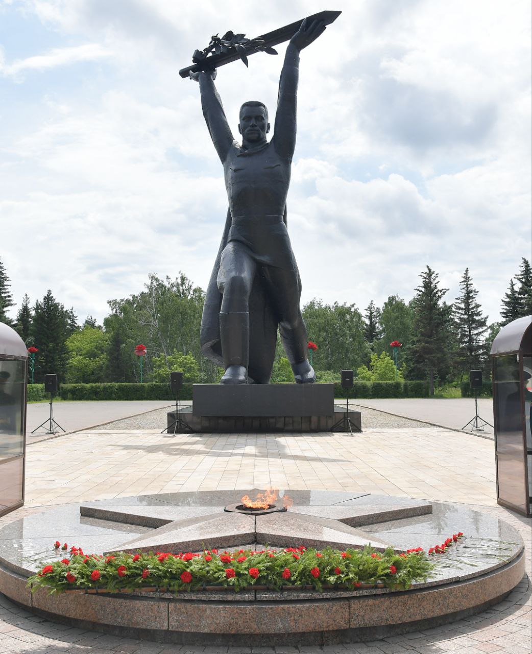 Гауез Нурмухамбетов и омский губернатор Хоценко возложили цветы к монументу славы в Омске