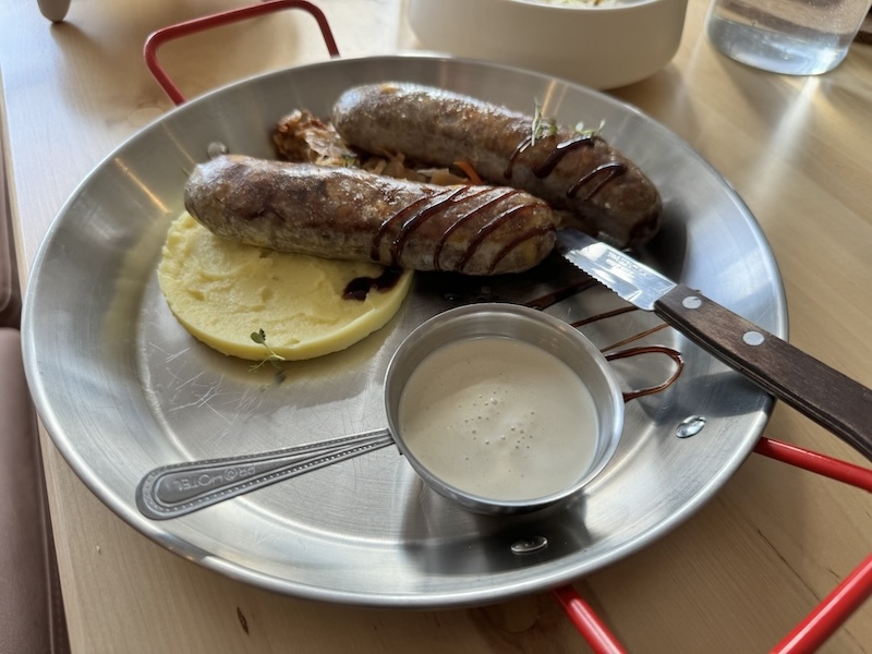 Фирменные колбаски в ресторане Berlin в Петропавловске