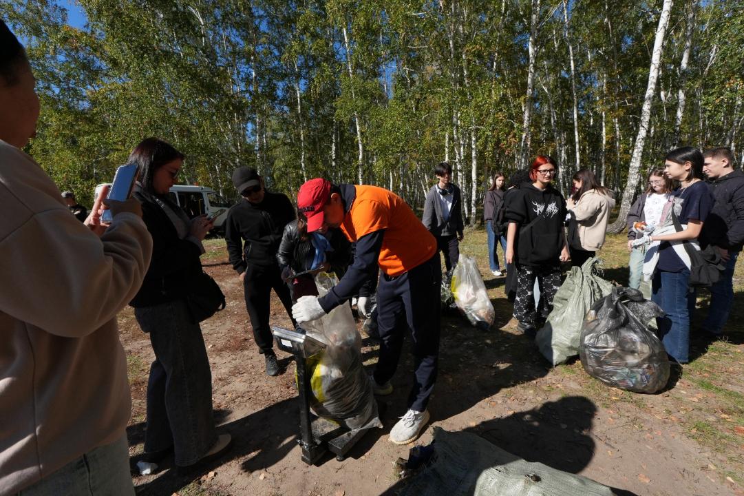 Участники экологического марафона собирают мусор в Мещанском лесу во время акции «Таза Қазақстан»