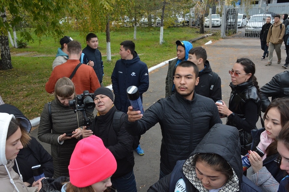 полицейские и школьник Петропавловска закрасили на улицах города наркограффити