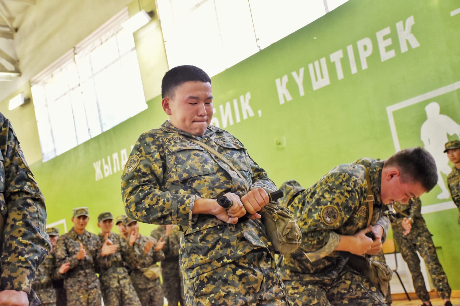 Чемпион мира по пауэрлифтингу провёл тренинг для курсантов в Петропавловске