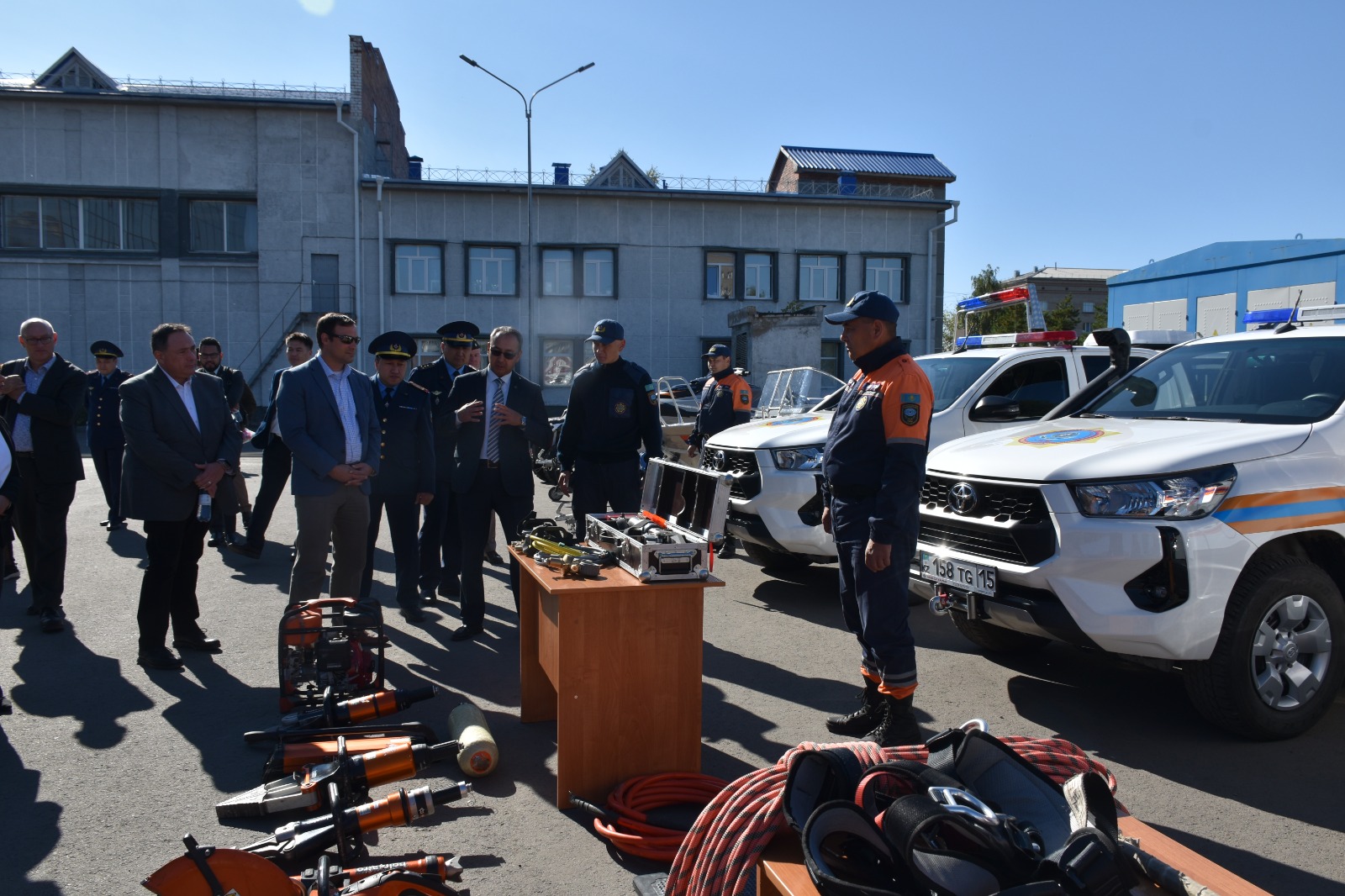 демонстрация техники и вооружения спасателей и пожарных в Петропавловске гостям из США