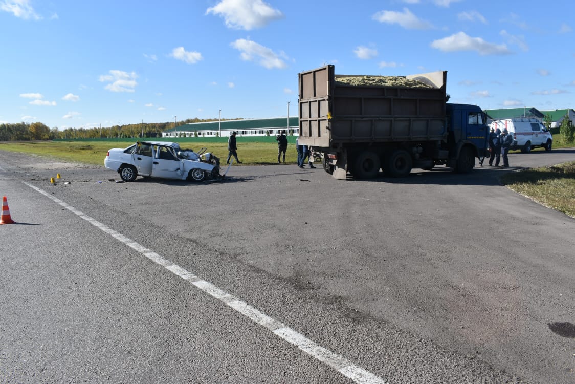 В Аккайынском районе Северо-Казахстанской области произошло ДТП с участием "Daewoo Nexia" и "КамАЗ 54105"