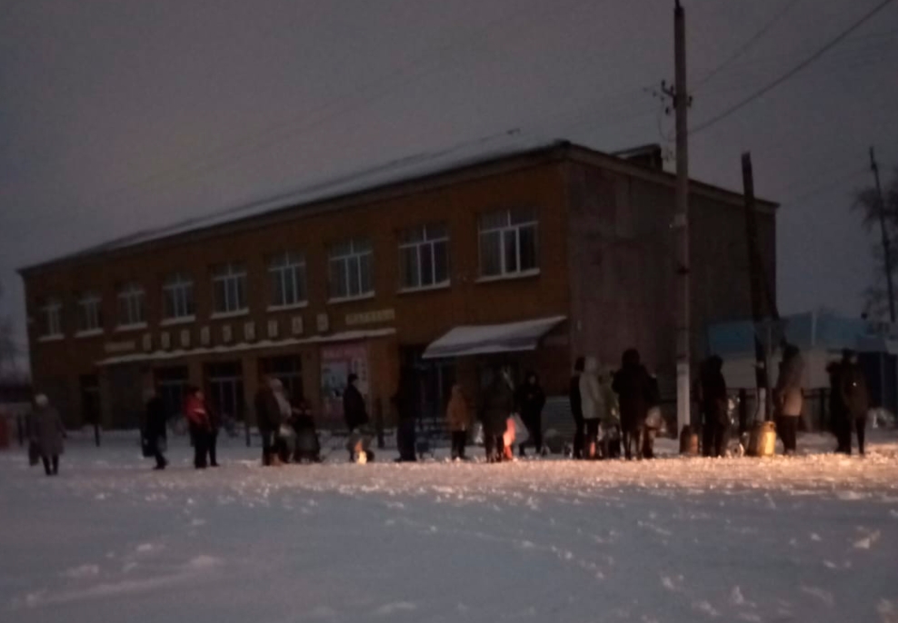 Жители Мамлютки остались без воды и стоят в очереди в метель к подвозу воды